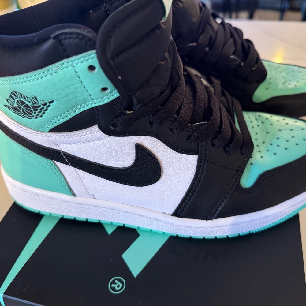 Air Jordan 1 Retro High OG GS 'Green Glow' 2024
Women’s 8.5 Men’s 7